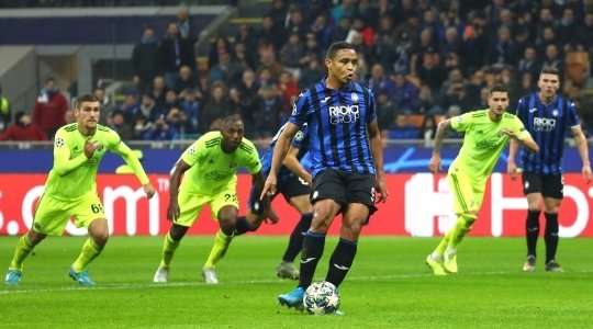 Vào! Luis Muriel (Atalanta) giành chiến thắng trên chấm phạt đền bằng một cú sút không thể cản phá, vượt qua tầm với của thủ môn Dominik Livakovic vào góc thấp bên phải.