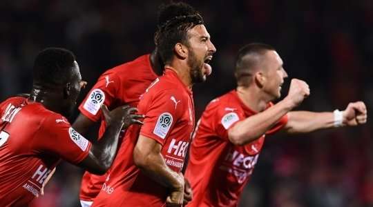 Pablo Martinez (Nimes) đón bóng từ quả phạt góc được treo vào sâu bên trong vòng cấm và đánh bại thủ môn với một cú sút chính xác vào góc trái phía dưới khung thành.
