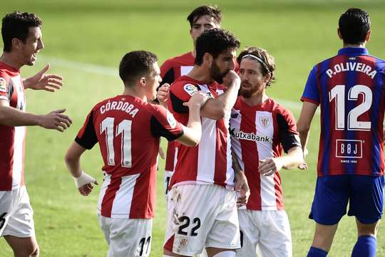 Raul Garcia (Ath Bilbao) dễ dàng chuyển hóa quả phạt đền với cú sút vào góc thấp bên trái, bóng đập cột dọc vào lưới. Marko Dmitrovic đã hoàn toàn bó tay trong tình huống vừa rồi.