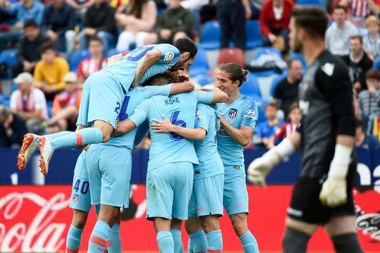 Vào! Sergio Camello (Atl. Madrid) sút bóng bật ra vào phía trong cột dọc bên phải sau khi bóng đến chỗ anh ấy trong vòng cấm. Tỉ số là 2:2.
