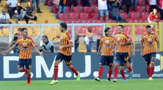 Vào! Marco Mancosu (Lecce) giành chiến thắng trên chấm phạt đền bằng một cú sút không thể cản phá, vượt qua tầm với của thủ môn Wojciech Szczesny vào góc thấp bên phải.