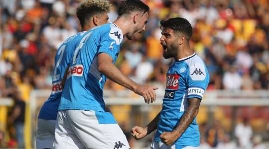 Fabian Ruiz (Napoli) đột phá qua hàng phòng ngự đối phương và ghi một bàn thắng xuất sắc từ ngoài vòng cấm: cú sút của anh đi đúng vào mép trong cột dọc bên trái!