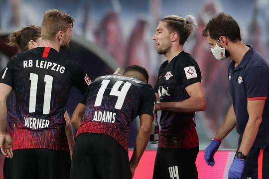 Kevin Kampl (RB Leipzig) tung một cú sút từ cự ly tầm trung. Đó là một cú sút cực mạnh vào mép trong cột dọc bên phải. Một cú sút tuyệt vời!