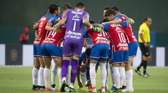 Các cầu thủ cuối cùng cũng ra sân! Guadalajara Chivas sẽ giao bóng.
