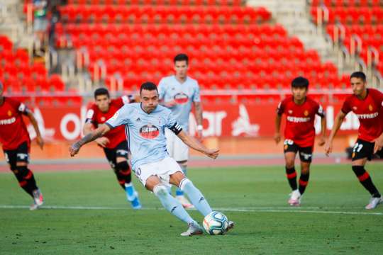 Vào! Iago Aspas (Celta Vigo) sút bóng vào góc cao bên trái khung thành, vượt qua tầm với của Manolo Reina dù thủ môn đã đổ người hết cỡ.