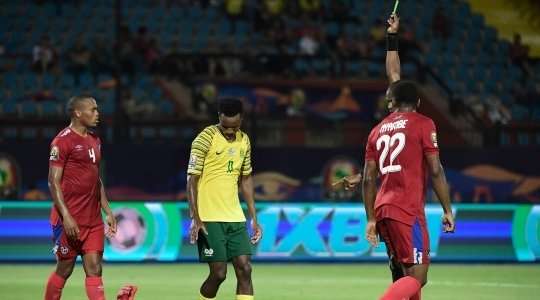 Themba Zwane (Nam Phi) bị phạt một chiếc thẻ vàng. Trọng tài không hề khoan dung với anh ấy.