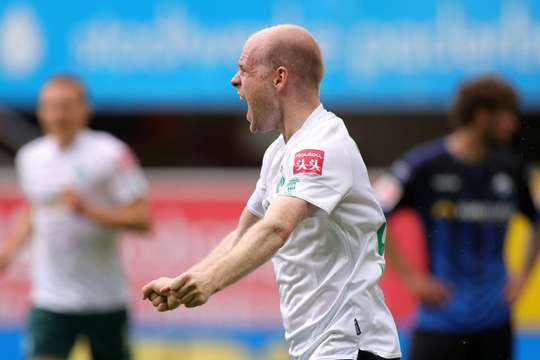 Theodor Gebre Selassie thực hiện một đường chuyền bổng và Davy Klaassen (Werder Bremen) dồn tất cả sức lực vào cú đánh đầu từ ngay bên ngoài vòng cấm. Bóng đi thẳng vào góc phải khung thành của thủ môn Leopold Zingerle, người đã hoàn toàn bất lực trong tình huống vừa rồi. Tỉ số là 0:1.