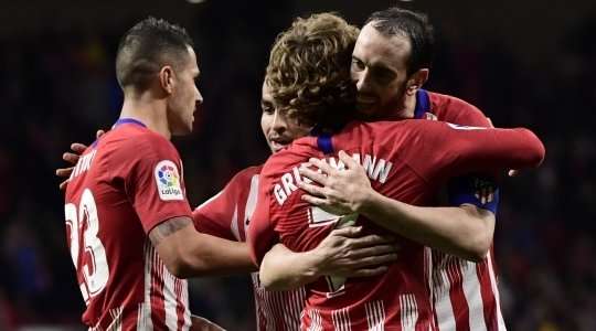 Vào! Antoine Griezmann (Atl. Madrid) lấy bóng trong vòng cấm, nhìn thấy thủ môn ra khỏi vạch cầu môn và bấm bóng qua đầu anh ấy và đi vào lưới. 2:0.