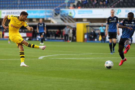 Vào! Marcel Schmelzer tung một đường chuyền tuyệt vời đến vị trí của Achraf Hakimi (Dortmund) trong vòng cấm, và cầu thủ này tận dụng rất tốt cơ hội để dứt điểm gọn gàng vào góc thấp bên trái. 1:4.