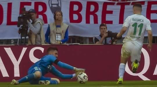 Thủ môn Sven Ulreich thể hiện khả năng đọc trận đấu rất tốt của mình và có một tình huống phá bóng giải nguy ngay khi Milot Rashica (Werder Bremen) chuẩn bị đón một đường chọc khe.