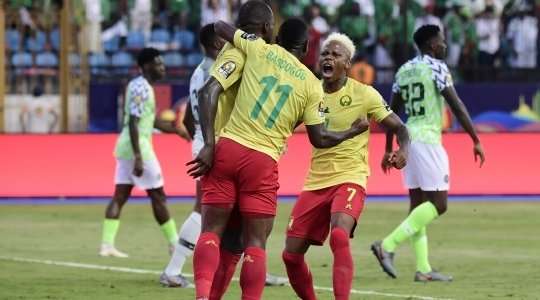 Christian Bassogog thực hiện một quả tạt bổng chính xác vào vòng cấm. Stephane Bahoken (Cameroon) đón bóng và dứt điểm nhanh vào phía trong cột dọc bên phải. Thủ môn đã không có cơ hội nào để cản phá! Tỉ số đã được thay đổi thành: 1:1.