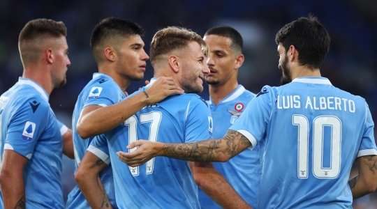 Vào! Ciro Immobile (Lazio) giành chiến thắng trên chấm phạt đền bằng một cú sút không thể cản phá, vượt qua tầm với của thủ môn Gabriel vào góc thấp bên trái.