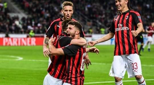 Vào! Krzysztof Piatek (AC Milan) đã có mặt đúng lúc đúng chỗ để lấy bóng bật ra trong vòng cấm, và anh ấy sút bóng vào bên phải khung thành. Tỉ số là 1:0.