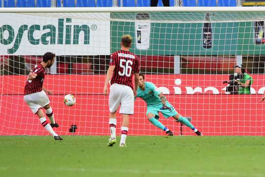 Vào! Hakan Calhanoglu (AC Milan) giành chiến thắng trên chấm phạt đền bằng một cú sút không thể cản phá, vượt qua tầm với của thủ môn Antonio Mirante vào góc trái khung thành.