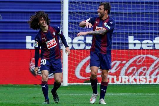 Bóng đã nằm trong lưới! Sergio Enrich chuyền bóng như đặt cho Marc Cucurella (Eibar) để cầu thủ này thoát xuống một vị trí rất sâu trong vòng cấm và đánh bại thủ môn một cách gọn gàng. 1:0!