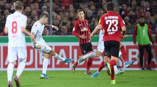 Robert Andrich (Union Berlin) khống chế bóng gọn gàng từ một đường chuyền sắc sảo tại rìa vòng cấm và tung cú sút căng vào vào góc thấp bên phải khung thành, theo một phong cách đã thành thương hiệu của anh.