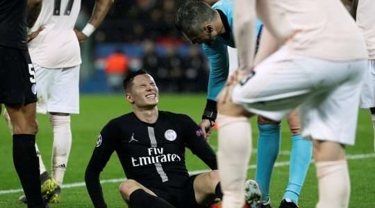 Trận đấu đang bị gián đoạn, Julian Draxler (Paris SG) bị choáng sau cú va chạm và các nhân viên y tế phải vào sân.