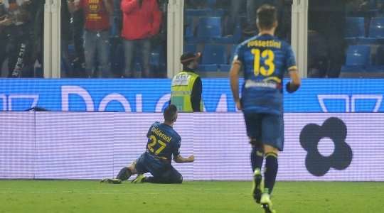 Marco Calderoni (Lecce) đón bóng trống trải và từ rìa vòng cấm tung một cú sút bị làm chệch hướng và vượt qua Etrit Berisha không thể làm gì được. 1:2.