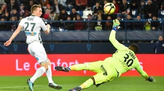 Vào! Romain Hamouma tung một đường chuyền tuyệt vời đến vị trí của Robert Beric (St Etienne) trong vòng cấm, và cầu thủ này tận dụng rất tốt cơ hội để dứt điểm gọn gàng vào góc cao của mành lưới. 0:2.