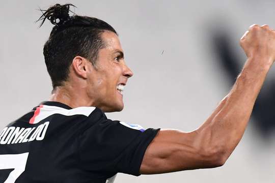 Vào! Cristiano Ronaldo (Juventus) giành chiến thắng trên chấm phạt đền bằng một cú sút không thể cản phá, vượt qua tầm với của thủ môn Gabriel vào chính giữa khung thành.