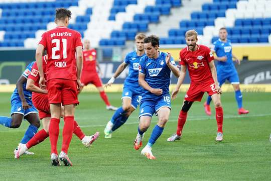 Vào! Marcel Sabitzer đón đường chuyền và đánh đầu kiến tạo cho Dani Olmo (RB Leipzig), người đã khống chế bóng và dứt điểm gọn gàng vào lưới. 0:2.
