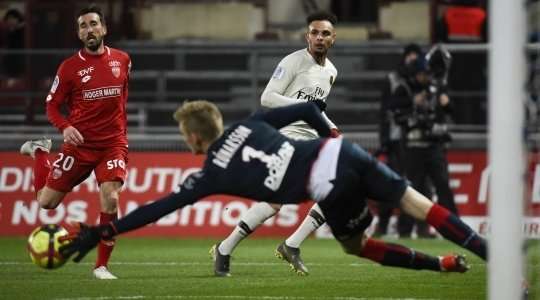 Vào! Layvin Kurzawa tung một đường chuyền tốt vào vòng cấm và bóng tìm đến Kylian Mbappe (Paris SG). Cầu thủ này không bỏ lỡ vận may của mình và dễ dàng sút bóng từ cự ly gần vào lưới. 0:2.