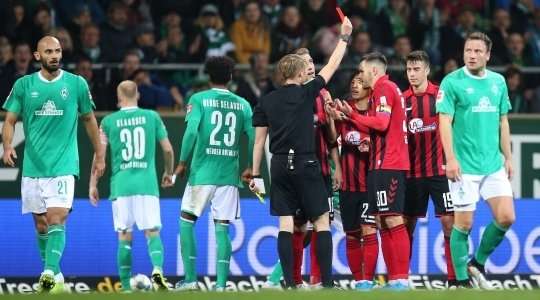 THẺ ĐỎ! Janik Haberer (Freiburg) có một pha vào bóng lỗi và cầu thủ này phải nhận chiếc thẻ vàng thứ hai từ trọng tài Christian Dingert. Anh ấy đã có thể đi tắm sớm.