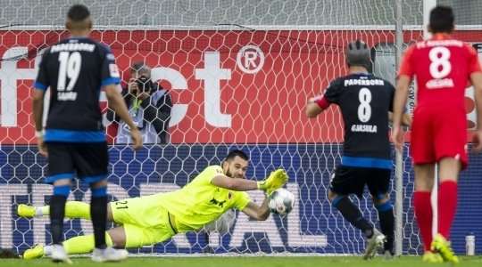 Klaus Gjasula (Paderborn) phung phí một cơ hội lớn để ghi bàn từ quả phạt đền. Nỗ lực của anh đi vào góc thấp bên phải, nhưng Tomas Koubek đã thực hiện một pha cản phá xuất sắc.