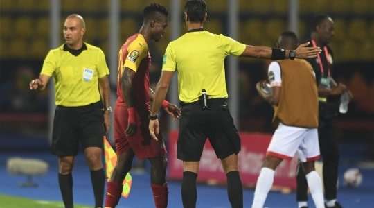 Có lẽ John Boye (Ghana) đã quên mất chiếc thẻ vàng đầu tiên và cú phạm lỗi vừa rồi đã khiến anh nhận thêm chiếc thẻ vàng thứ hai!
