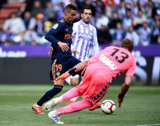 Rodrigo (Valencia) nhận một đường chuyền sát thủ, đặt anh vào thế đối mặt với thủ môn và anh đã bình tĩnh đưa bóng vào lưới.
