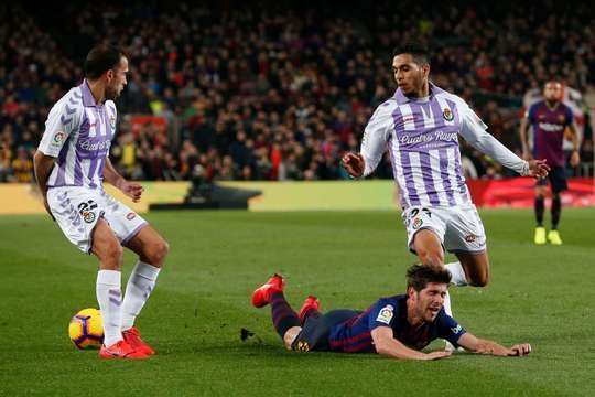 Một chiếc thẻ vàng xứng đáng. Cú tắc bóng của Anuar Mohamed Tuhami (Valladolid) là khá thô bạo và trọng tài Juan Martinez Munuera đã không do dự rút ra một chiếc thẻ vàng cho anh ấy. Một quả đá phạt dành cho Barcelona.