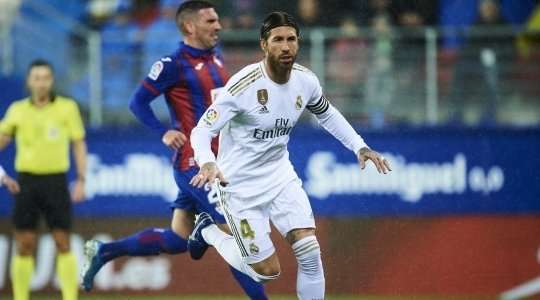 Vào! Sergio Ramos (Real Madrid) tinh quái dừng lại một nhịp trước khi sút, chờ cho thủ môn Marko Dmitrovic đổ người trước khi bình tĩnh đưa bóng vào góc thấp bên trái.