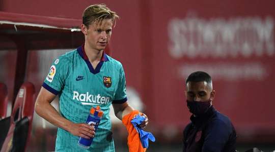 Thay người. Frenkie de Jong sẽ được thay thế bởi Junior Firpo (Barcelona).
