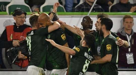 Vào! Đường trả bóng về tuyến hai từ đường biên ngang của Felix Klaus kiến tạo cơ hội cho John Brooks (Wolfsburg) dễ dàng sút bóng vào chính giữa khung thành. Tỉ số là 1:1.
