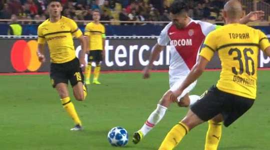 Falcao (Monaco) nhận một đường chuyền chính xác tại rìa vòng cấm và tung một cú sút triển vọng. Không may là pha dứt điểm của anh ấy đã bay chệch cột dọc bên phải một cách rất đáng tiếc.