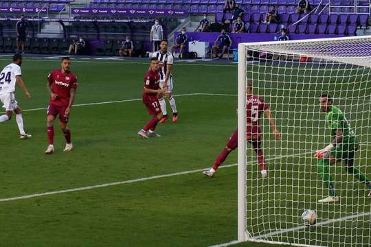 Joaquin Fernandez (Valladolid) đón một đường chuyền trong vòng cấm và ghi bàn với một cú sút mạnh vào góc thấp bên phải. Thủ môn đã không thể làm gì được.