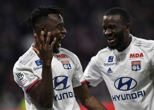 Vào! Maxwel Cornet (Lyon) sút bóng bật ra vào phía trong cột dọc bên phải sau khi bóng đến chỗ anh ấy trong vòng cấm. Tỉ số là 2:0.