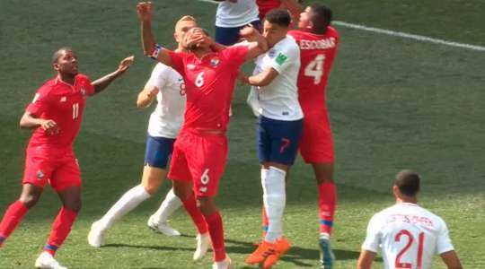 Jesse Lingard (Anh) đang nằm sân sau pha tranh bóng trước đó và đội ngũ y tế đang được gọi vào để giúp anh ấy.