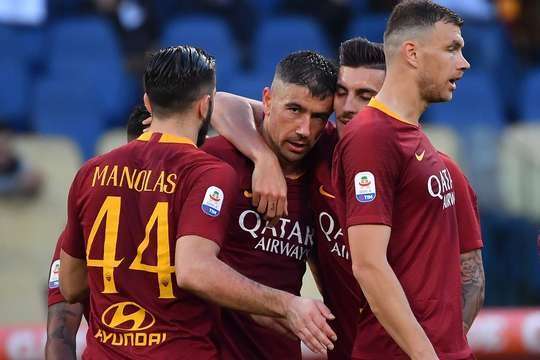 Vào! Aleksandar Kolarov (AS Roma) đã có mặt đúng lúc đúng chỗ để lấy bóng bật ra trong vòng cấm, và anh ấy sút bóng vào chính giữa mành lưới. Tỉ số là 3:0.