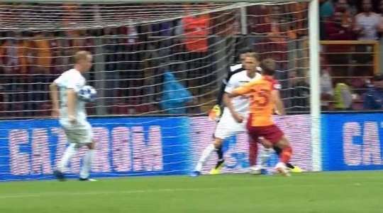 Martin Linnes (Galatasaray) không thể chuyền bóng qua và pha bóng bị bẻ gãy.