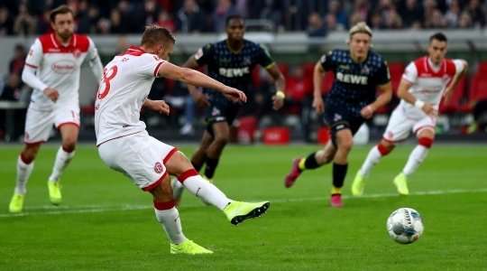 Vào! Rouwen Hennings (Dusseldorf) giành chiến thắng trên chấm phạt đền bằng một cú sút không thể cản phá, vượt qua tầm với của thủ môn Timo Horn vào góc thấp bên phải.
