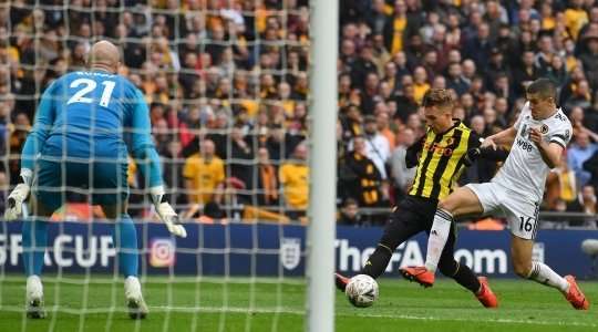 Vào! Andre Gray tung một đường chuyền tuyệt vời đến vị trí của Gerard Deulofeu (Watford) trong vòng cấm, và cầu thủ này tận dụng rất tốt cơ hội để dứt điểm gọn gàng vào góc thấp bên trái. 3:2.