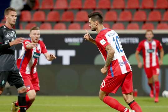 Vào! Tim Kleindienst (Heidenheim) sút bóng bật ra vào phía trong cột dọc bên trái sau khi bóng đến chỗ anh ấy trong vòng cấm. Tỉ số là 1:1.