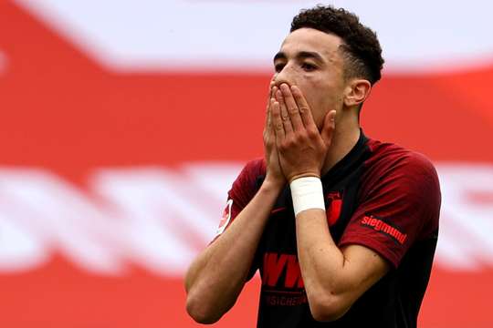 Ruben Vargas (Augsburg) tạo khoảng trống cho mình và cố gắng sút từ rìa vòng cấm, nhưng nó đi chệch cột dọc bên phải trong gang tấc.