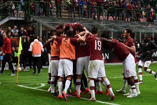 Suso (AC Milan) ghi một bàn thắng đẹp mắt từ quả đá phạt ở cự ly trung bình. Anh ấy cứa bóng vào góc cao bên phải khung thành. Bàn thắng thể hiện kỹ thuật sút phạt tuyệt vời.