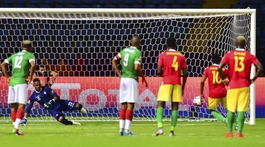 Vào! Francois Kamano (Guinea) giành chiến thắng trên chấm phạt đền bằng một cú sút không thể cản phá, vượt qua tầm với của thủ môn Melvin Adrien vào góc thấp bên phải.
