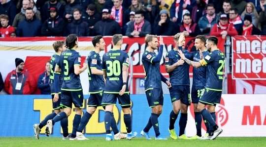 Daniel Brosinski (Mainz) đen đủi tự đưa bóng về lưới nhà, đội bóng của anh lại càng bị bỏ lại xa hơn về mặt tỉ số!