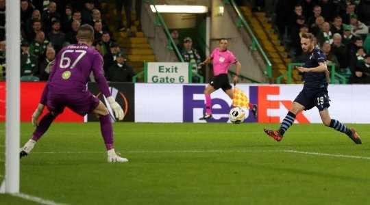 Vào! Joaquin Correa nạp đạn cho Manuel Lazzari (Lazio) ở một vị trí bên trong vòng cấm, và cầu thủ này đã giữ được cái đầu lạnh để sút tung nóc lưới khung thành đối phương. Tỉ số là 0:1.