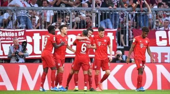 Vào! Benjamin Pavard (Bayern Munich) đón bóng bật ra và từ rìa vòng cấm, anh ấy tung một cú sút đi vào chính giữa mành lưới. Rafal Gikiewicz không thể ngăn bóng vào lưới. Tỉ số là 3:0.
