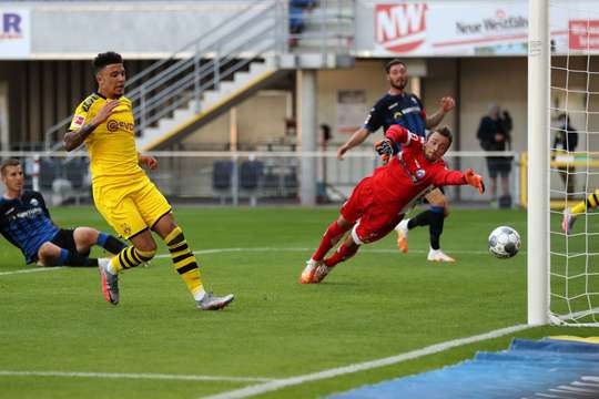 Vào! Julian Brandt thể hiện nhãn quan tuyệt vời của mình với đường chuyền sắc sảo cho Jadon Sancho (Dortmund). Cầu thủ này cũng chứng tỏ bản lĩnh của một sát thủ vòng cấm và dứt điểm gọn gàng từ cự ly gần vào lưới. Tỉ số là 0:2.
